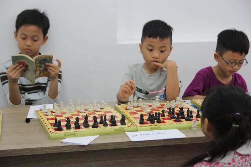 Các bé thi đấu cờ vua tại Đà Nẵng